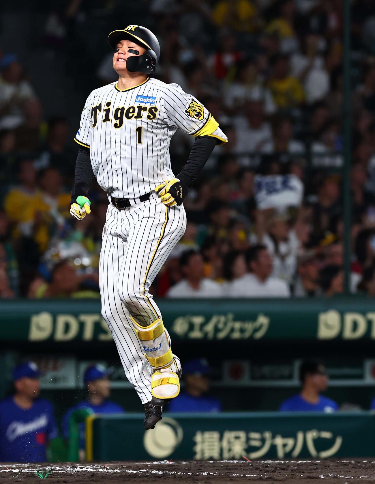 阪神対中日　6回裏阪神2死一、二塁、三直に倒れた森下はジャンプして悔しがる（撮影・上田博志）
