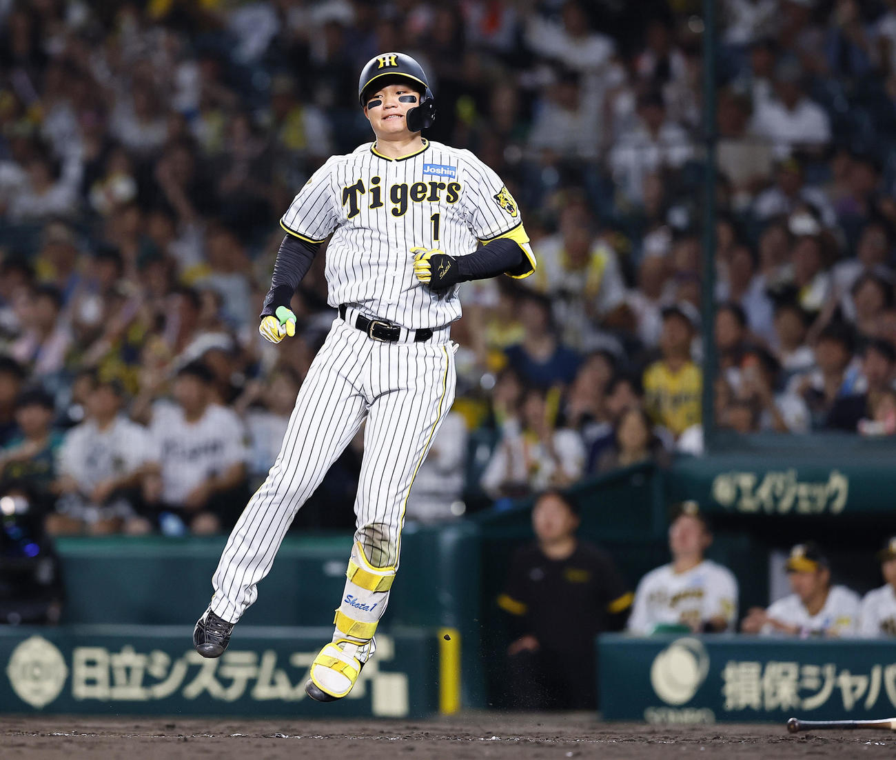 阪神対中日　6回裏阪神2死一、二塁、三直に倒れ悔しがる森下（撮影・藤尾明華）