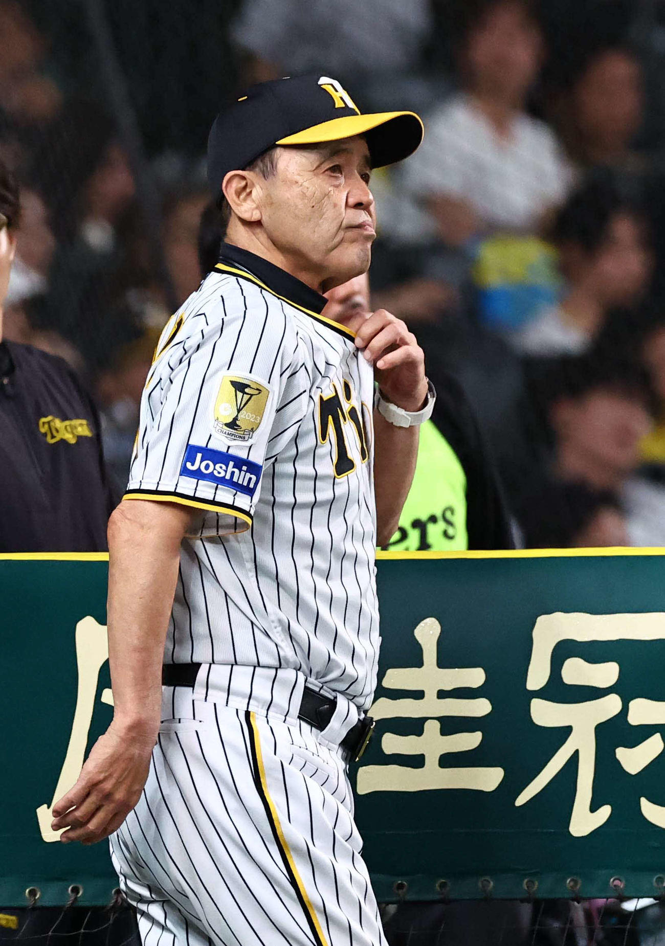 阪神対中日　選手交代を告げにベンチを出る岡田監督（撮影・上田博志）