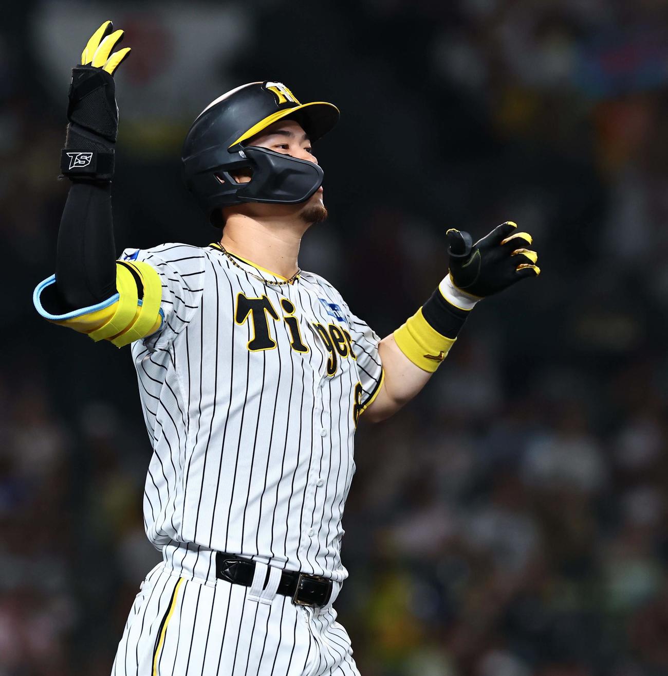 阪神対中日　3回裏阪神1死満塁、あと少しで柵越えの右犠飛を放った佐藤輝は悔しそうな表情を見せる（撮影・上田博志）