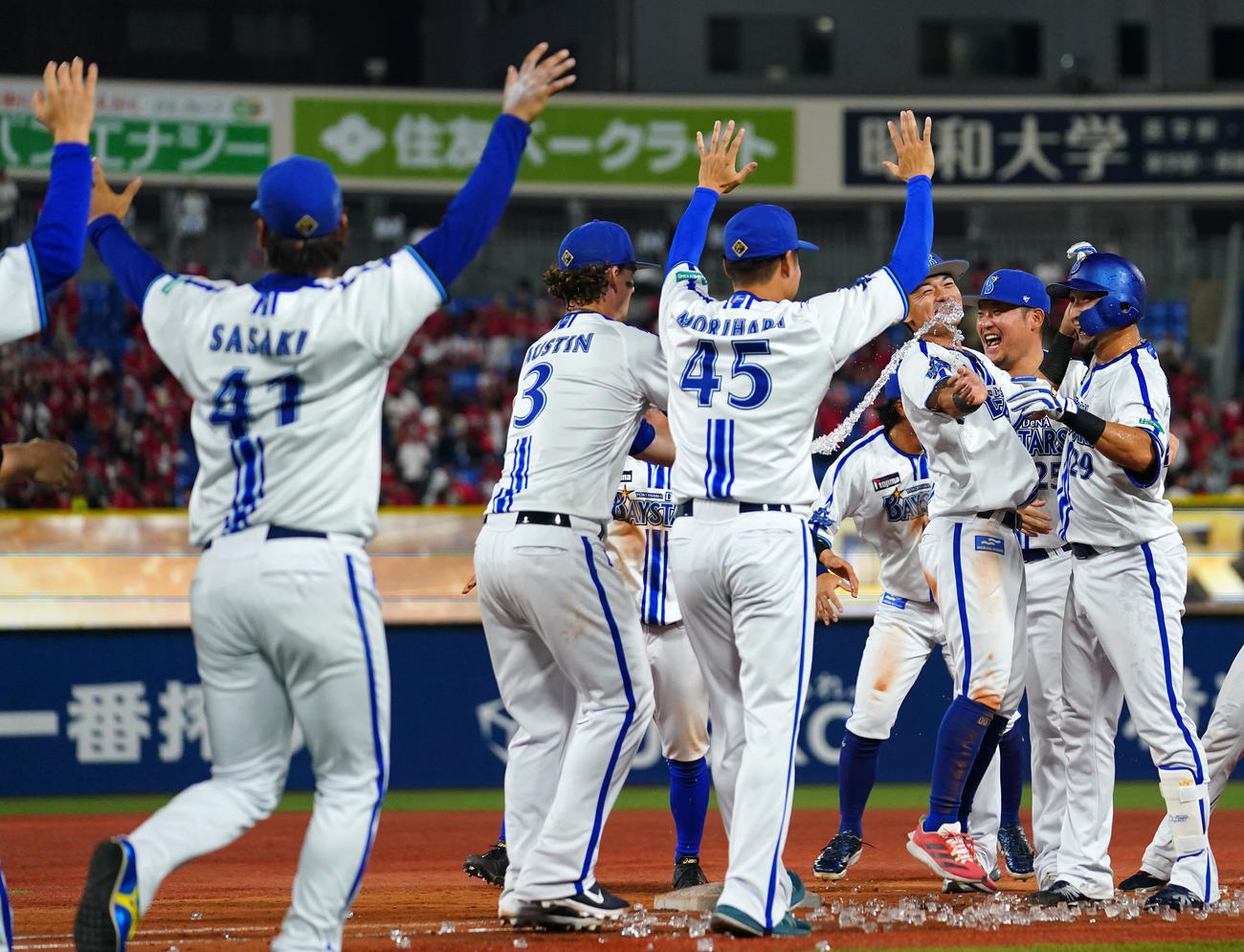 DeNA対広島　11回裏DeNA2死満塁、伊藤光のサヨナラ押し出し四球で広島に勝利し歓喜するDeNAナイン（撮影・横山健太）