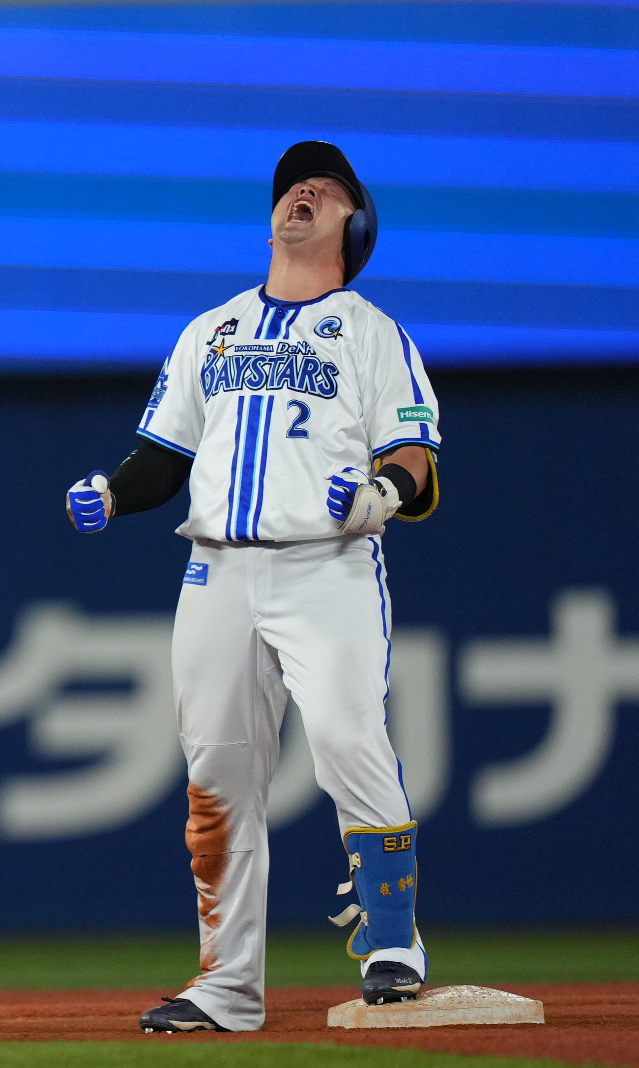 DeNA対広島　11回裏DeNA無死一、二塁、左中間へ適時二塁打を放ちほえる牧（撮影・横山健太）