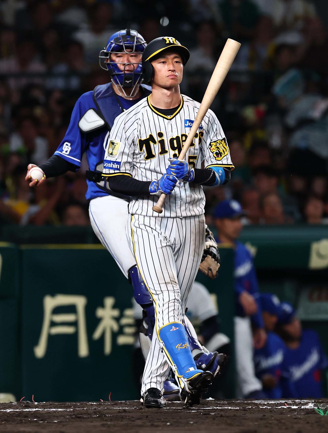 阪神対中日　6回裏阪神1死一塁、近本は四球を選ぶ（撮影・上田博志）
