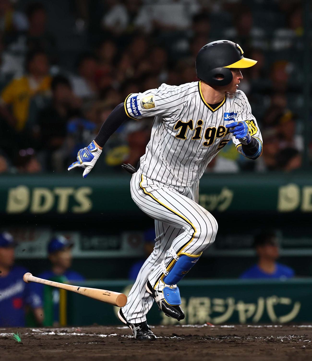 阪神対中日　8回裏阪神2死、近本は三ゴロに倒れる（撮影・上田博志）