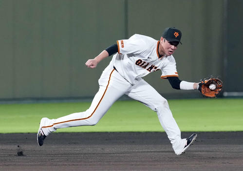動画】巨人坂本勇人、強烈な打球に身を挺してファインプレー 戸郷と