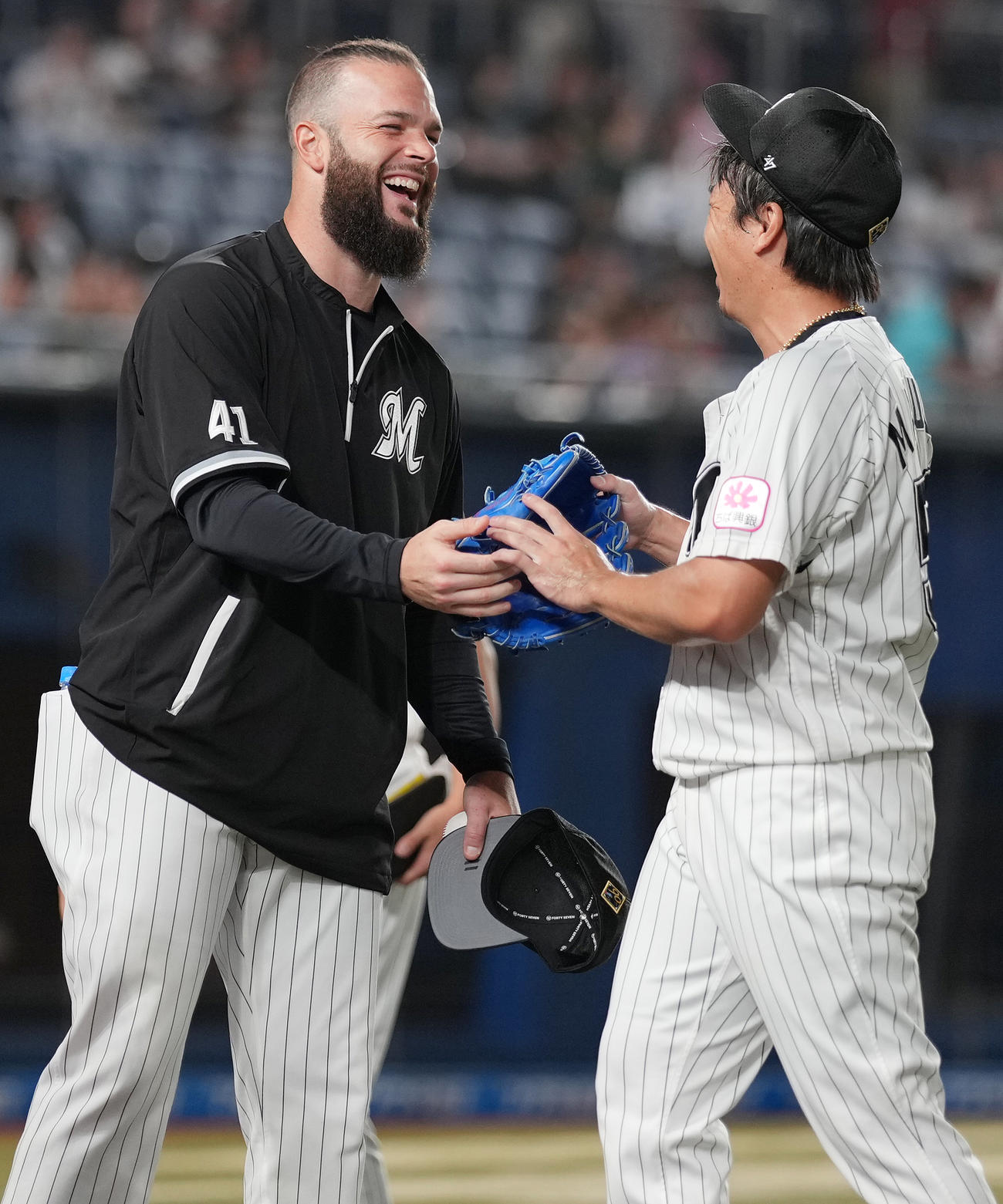 ロッテ対楽天　来日初勝利のロッテ・カイケル（左）は益田と笑顔（撮影・鈴木みどり）