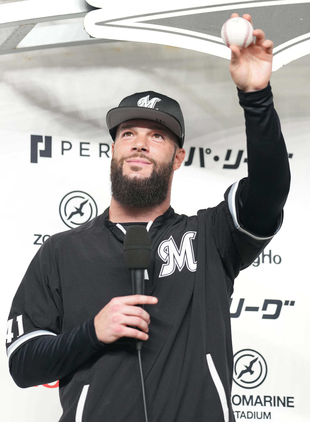 ロッテ対楽天　来日初勝利のロッテ・カイケルはヒーローインタビューでウイニングボールを見せる（撮影・鈴木みどり）