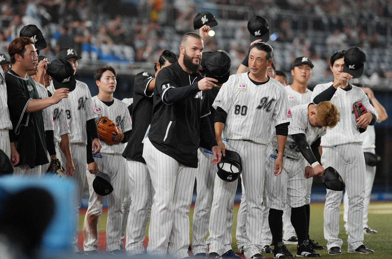ロッテ対楽天　来日初勝利のロッテ・カイケル（中央）はファンの声援に応える（撮影・鈴木みどり）