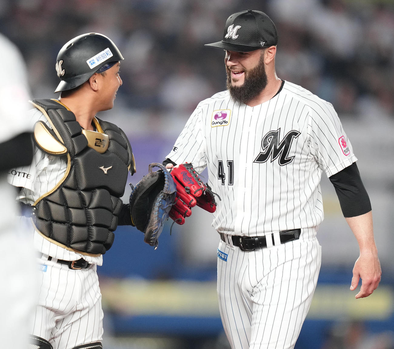 ロッテ対楽天　1回表を無失点に抑え、田村（左）とタッチを交わすロッテ先発のカイケル（撮影・鈴木みどり）