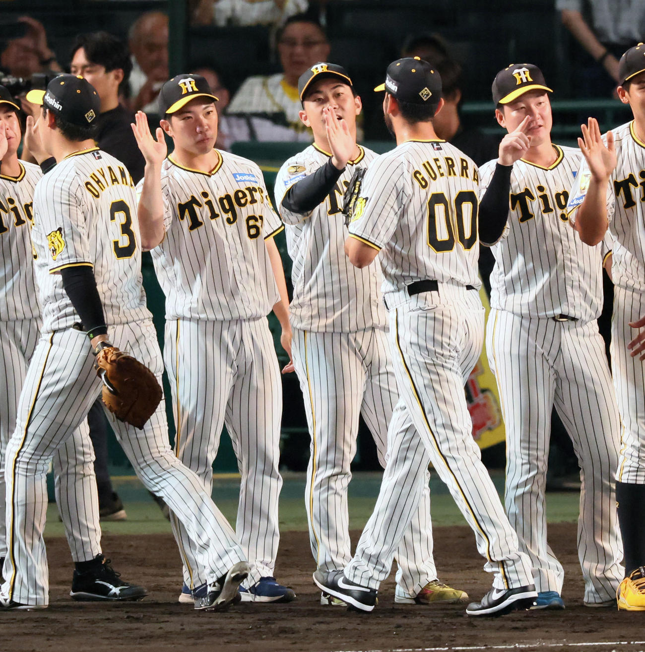 阪神対中日　中日に勝利し石井（左）、桐敷とタッチするゲラ（撮影・加藤哉）