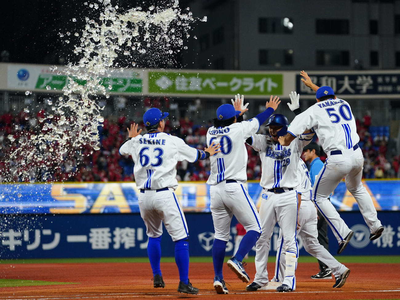 DeNA対広島　11回裏DeNA2死満塁、伊藤光のサヨナラ押し出し四球で広島に勝利し歓喜するDeNAナイン（撮影・横山健太）