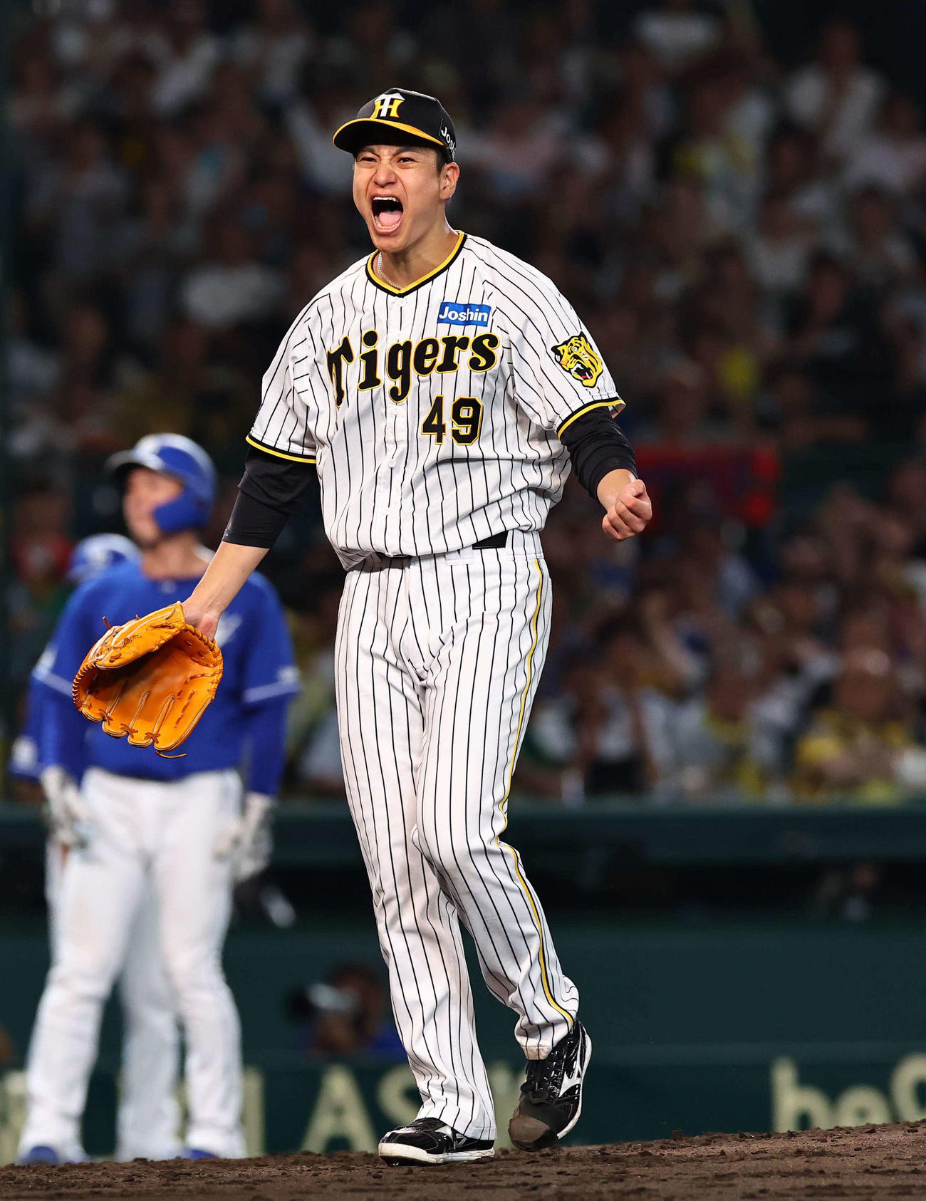阪神対中日　5回表中日2死一、三塁、大竹は高橋周を空振り三振に仕留めたけびを上げる（撮影・上田博志）