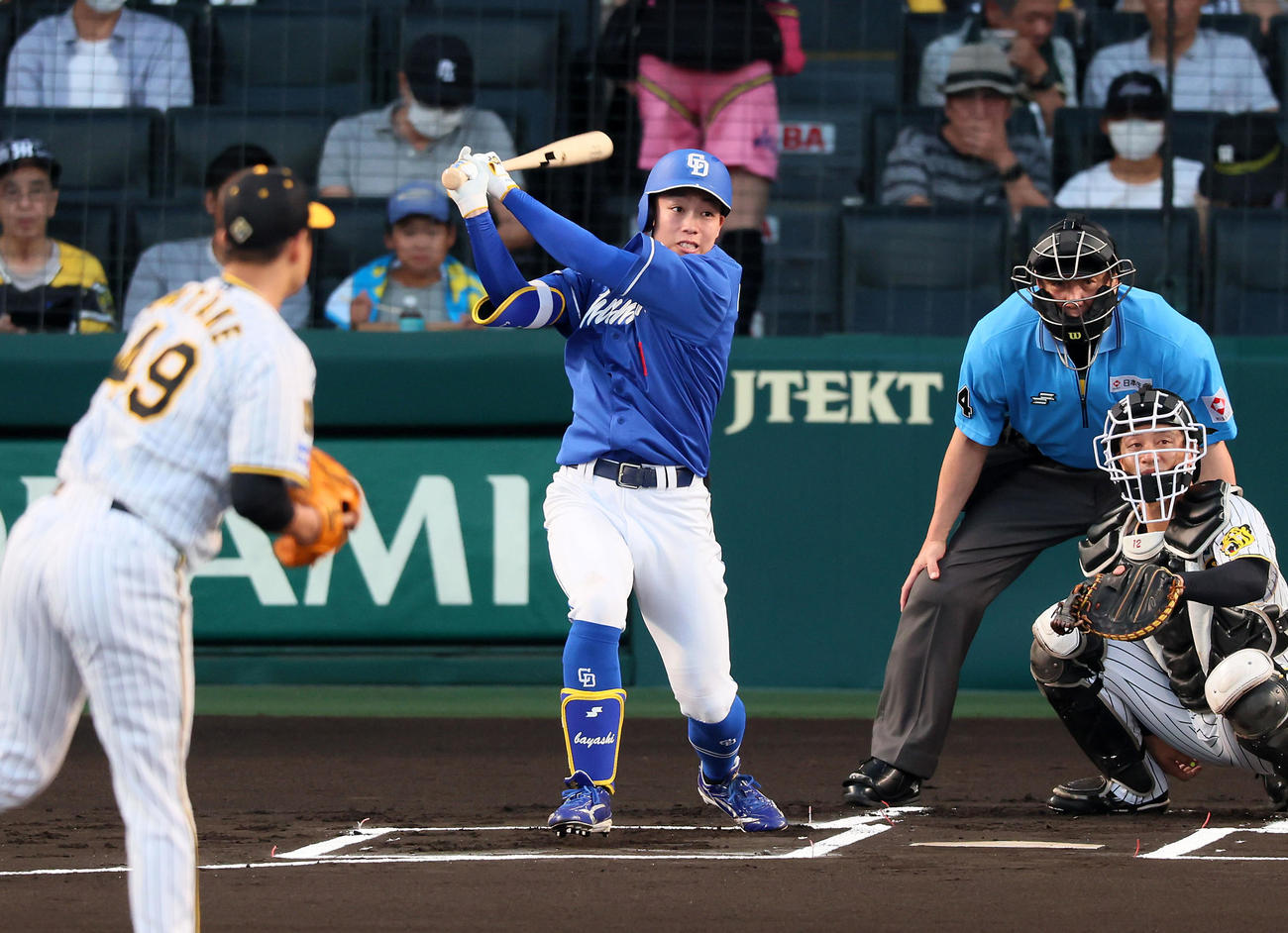 阪神対中日　1回表中日無死、岡林は左前打を放つ。投手大竹（撮影・加藤哉）