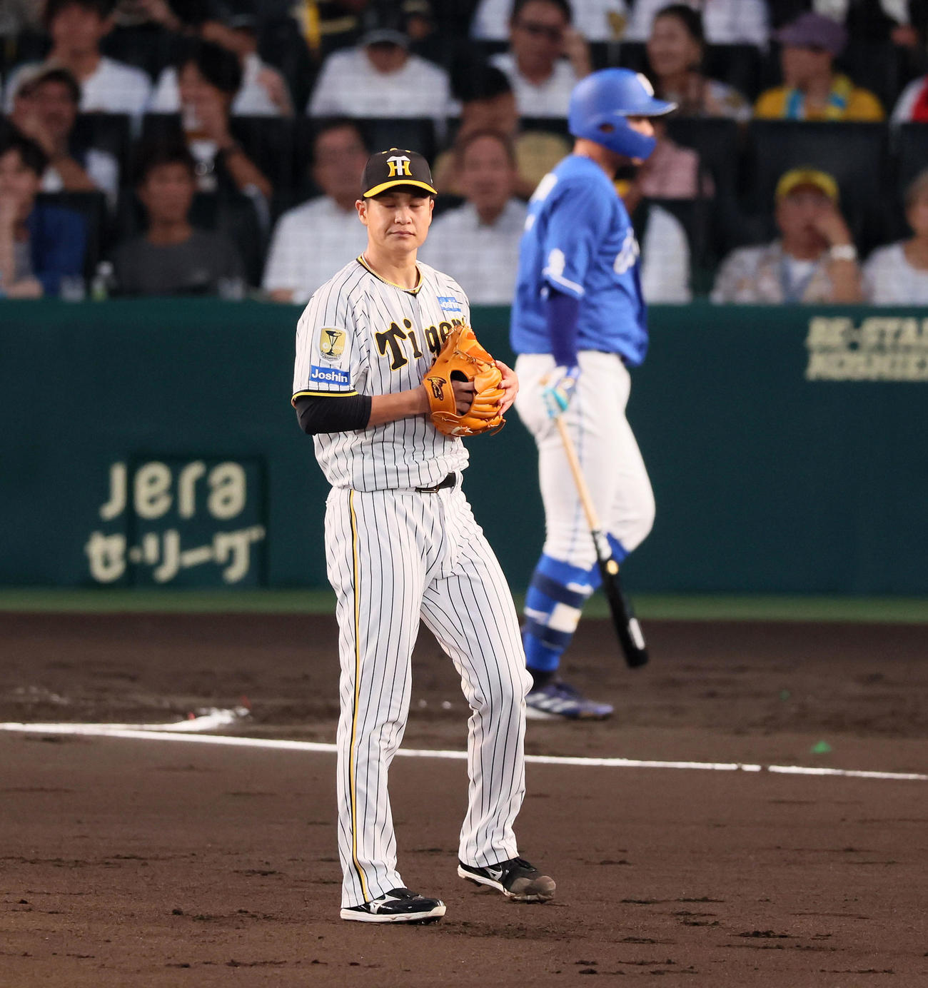 阪神対中日　2回表中日無死、大竹は高橋周を三振に仕留める（撮影・加藤哉）