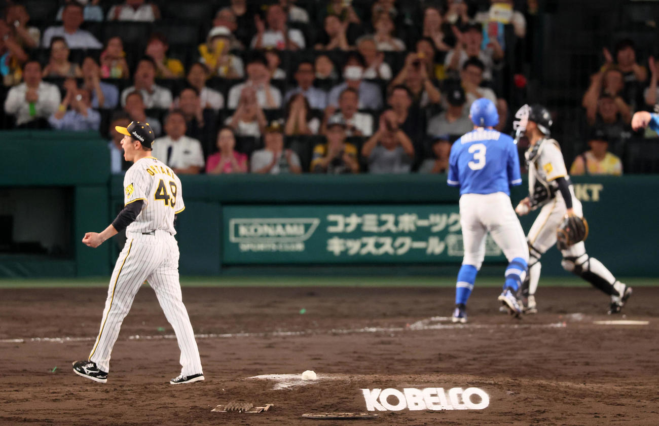阪神対中日　5回表中日2死一、三塁、大竹は高橋周を三振に仕留め雄たけびを上げる（撮影・加藤哉）