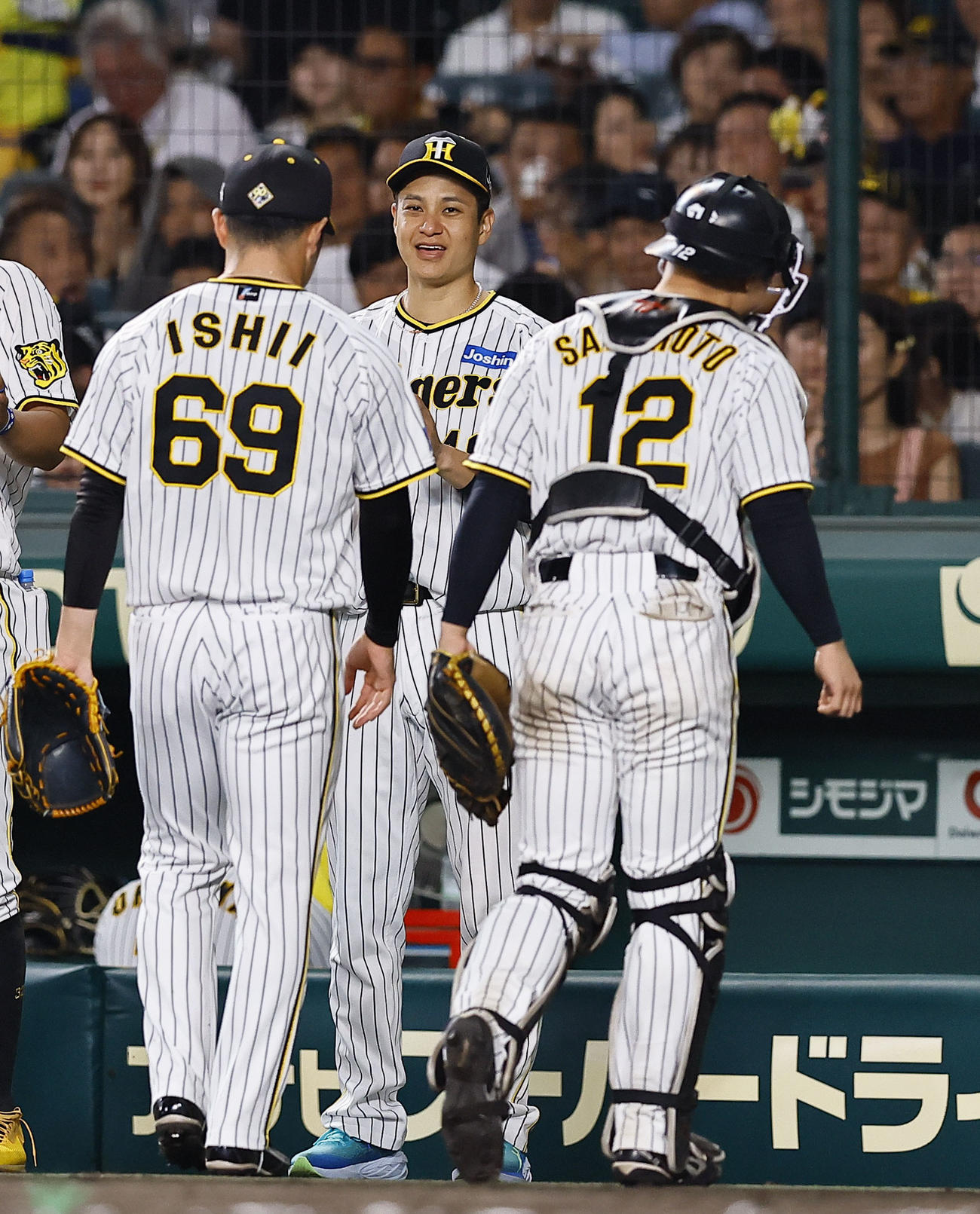 阪神対中日　7回を終え、石井を出迎える大竹（中央）（撮影・藤尾明華）