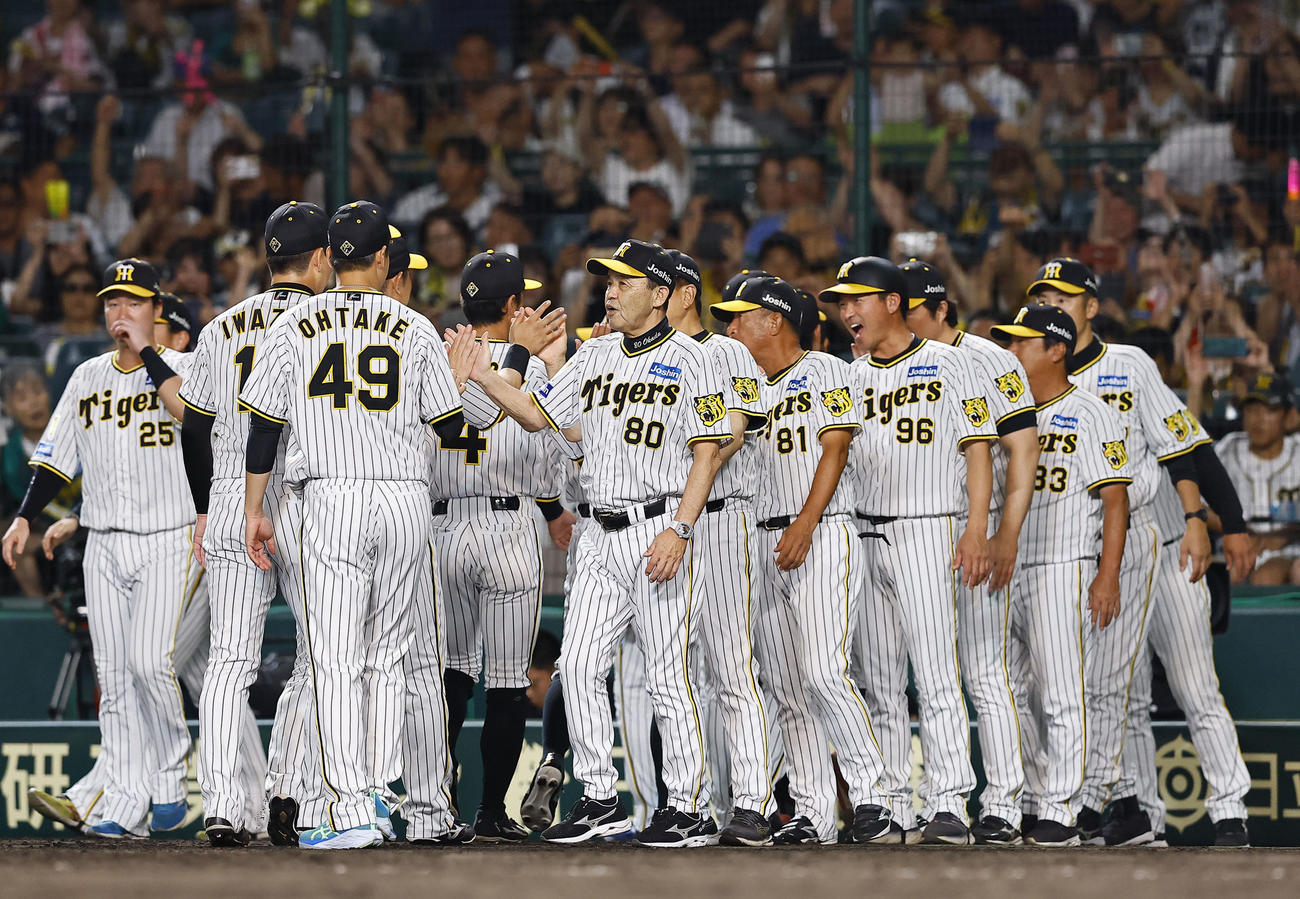 阪神対中日　勝利を飾り大竹（49）らとタッチを交わす岡田監督（中央）（撮影・藤尾明華）