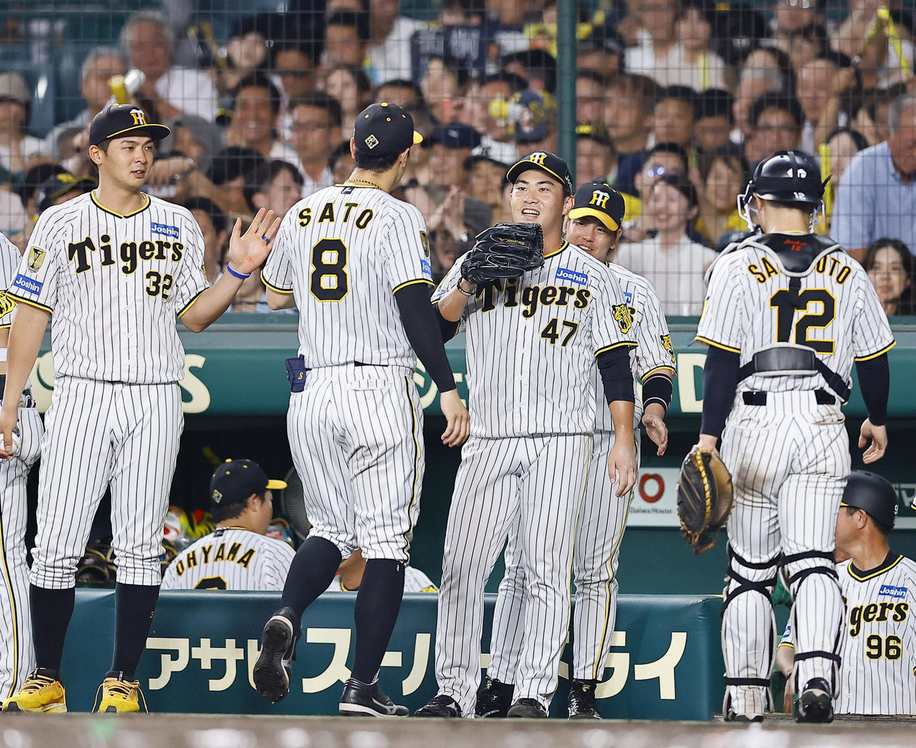 阪神対中日　6回を抑え、ナインを出迎える阪神桐敷（中央）（撮影・藤尾明華）