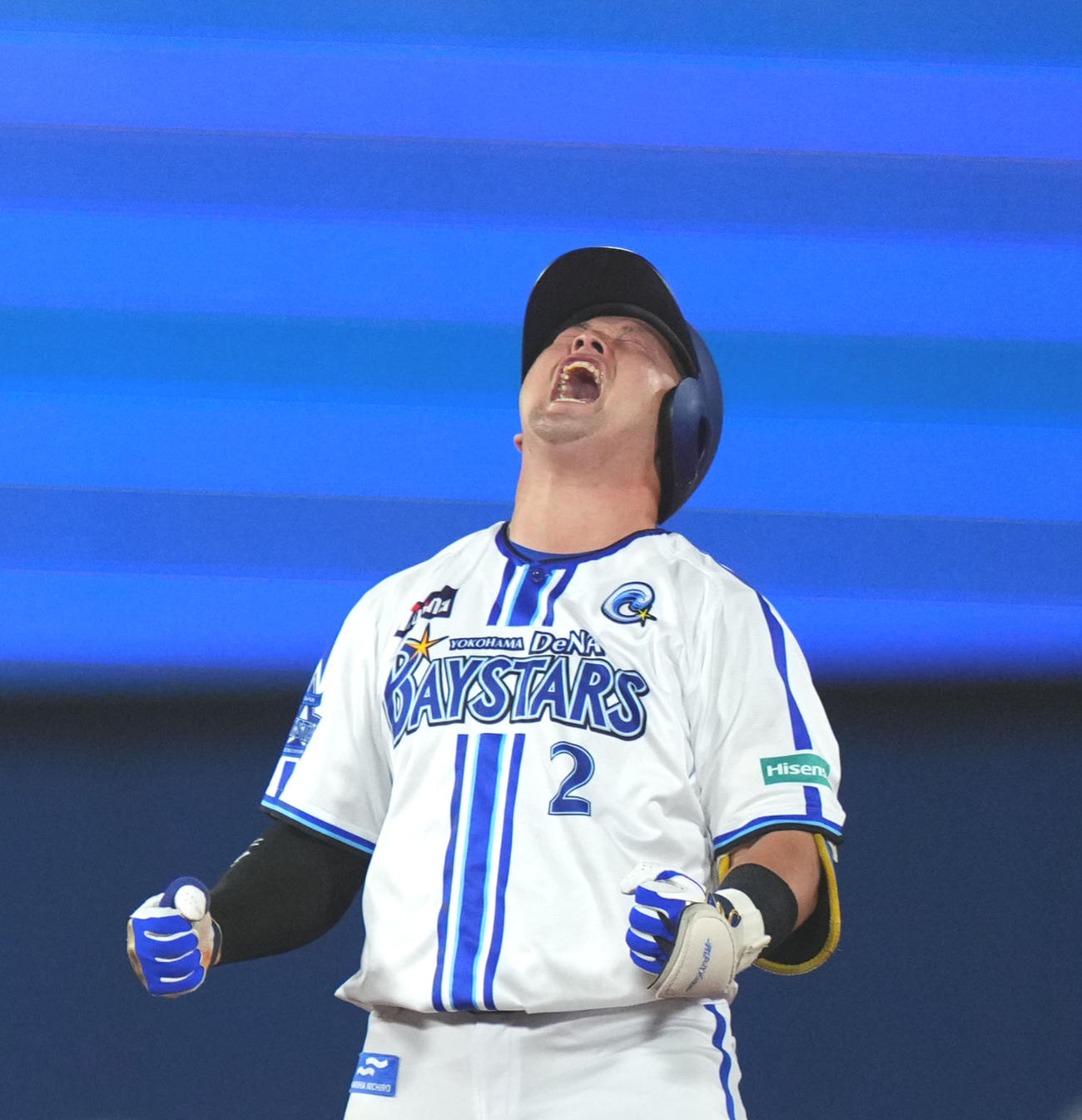 DeNA対広島　11回裏DeNA無死一、二塁、左中間へ適時二塁打を放ちほえる牧（撮影・横山健太）