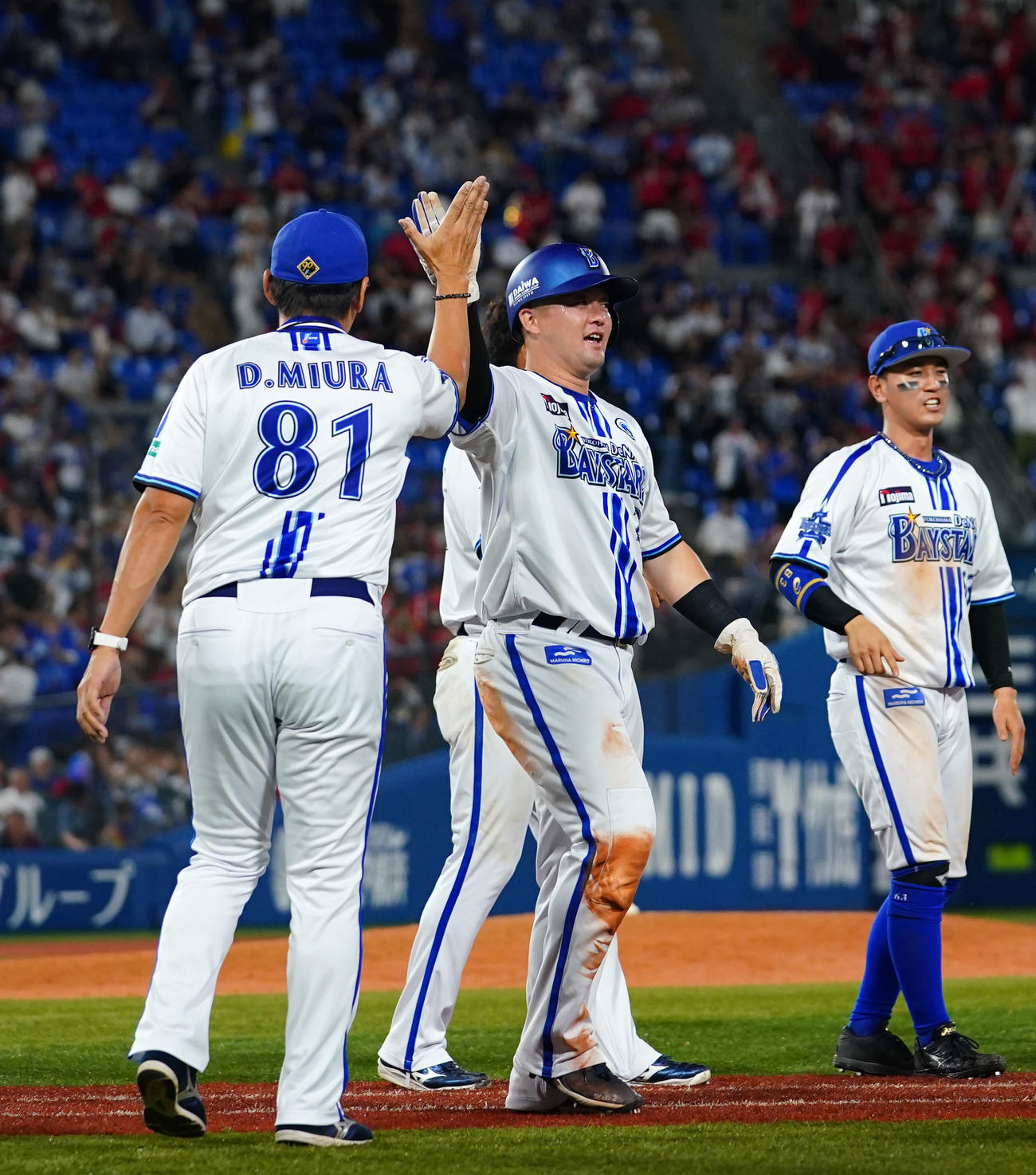 DeNA対広島　広島に勝利しタッチを交わすDeNA牧（中央）と三浦監督（左）（撮影・横山健太）