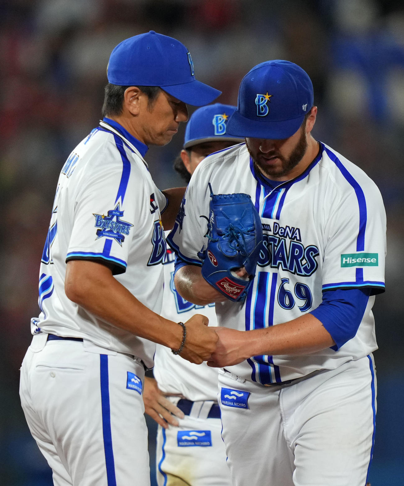 DeNA対広島　7回表途中、三浦監督（左）とタッチを交わしマウンドを降りるDeNAケイ（撮影・横山健太）