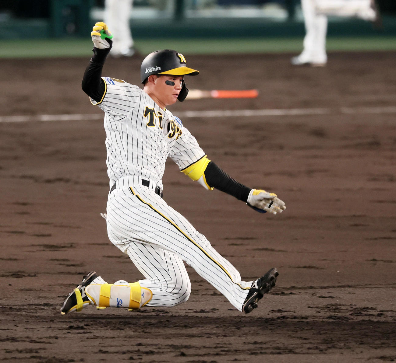 3回裏阪神1死一、二塁、森下は左前先制適時打を放ち、送球間に二塁へ進む（撮影・加藤哉）