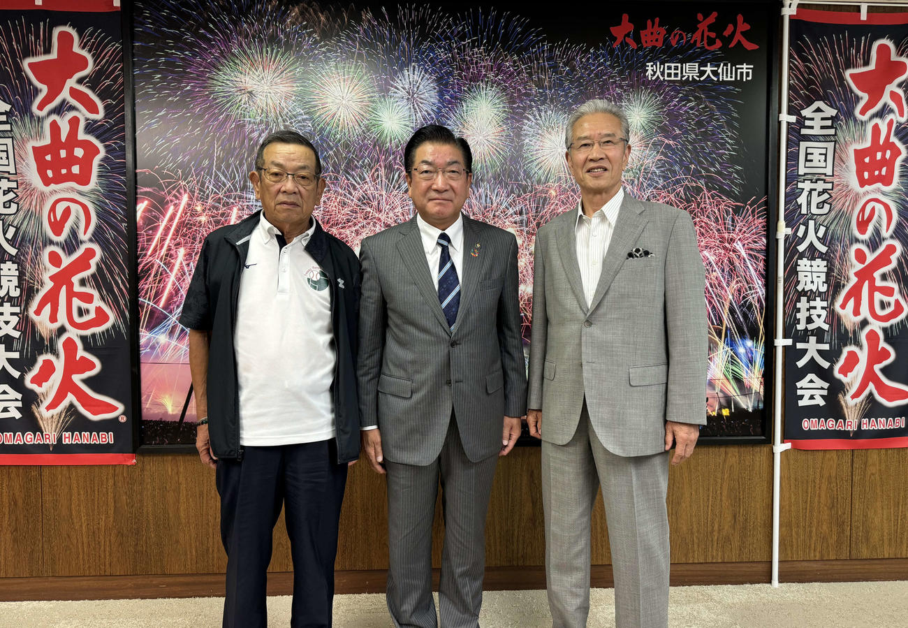 大仙市の老松博行市長（中央）を表敬訪問した山田久志氏（右）とヤングリーグ鯛島広美事務局長