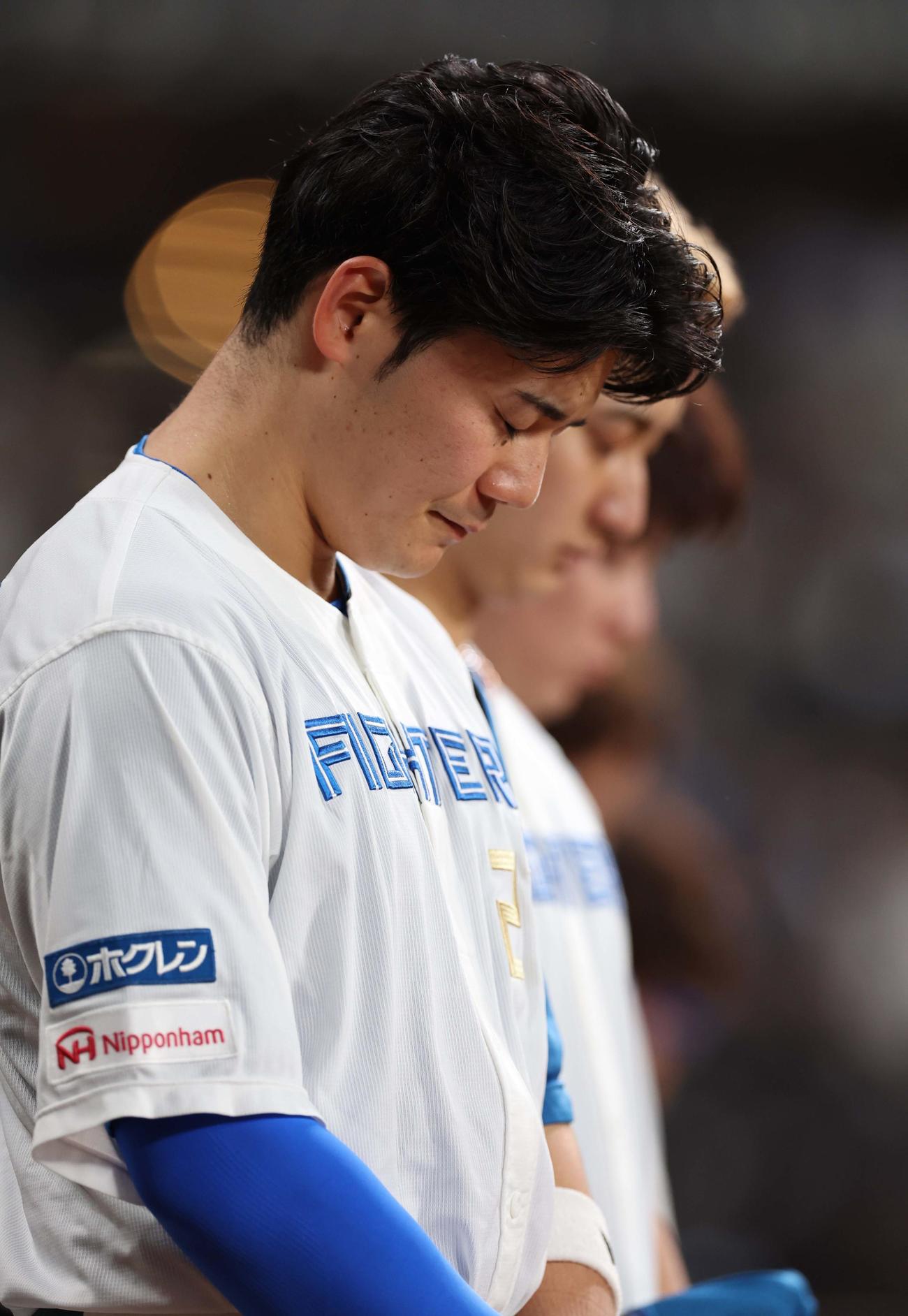 日本ハム対オリックス　北海道胆振東部地震の被災者に対し黙とうする清宮らナイン（撮影・黒川智章）