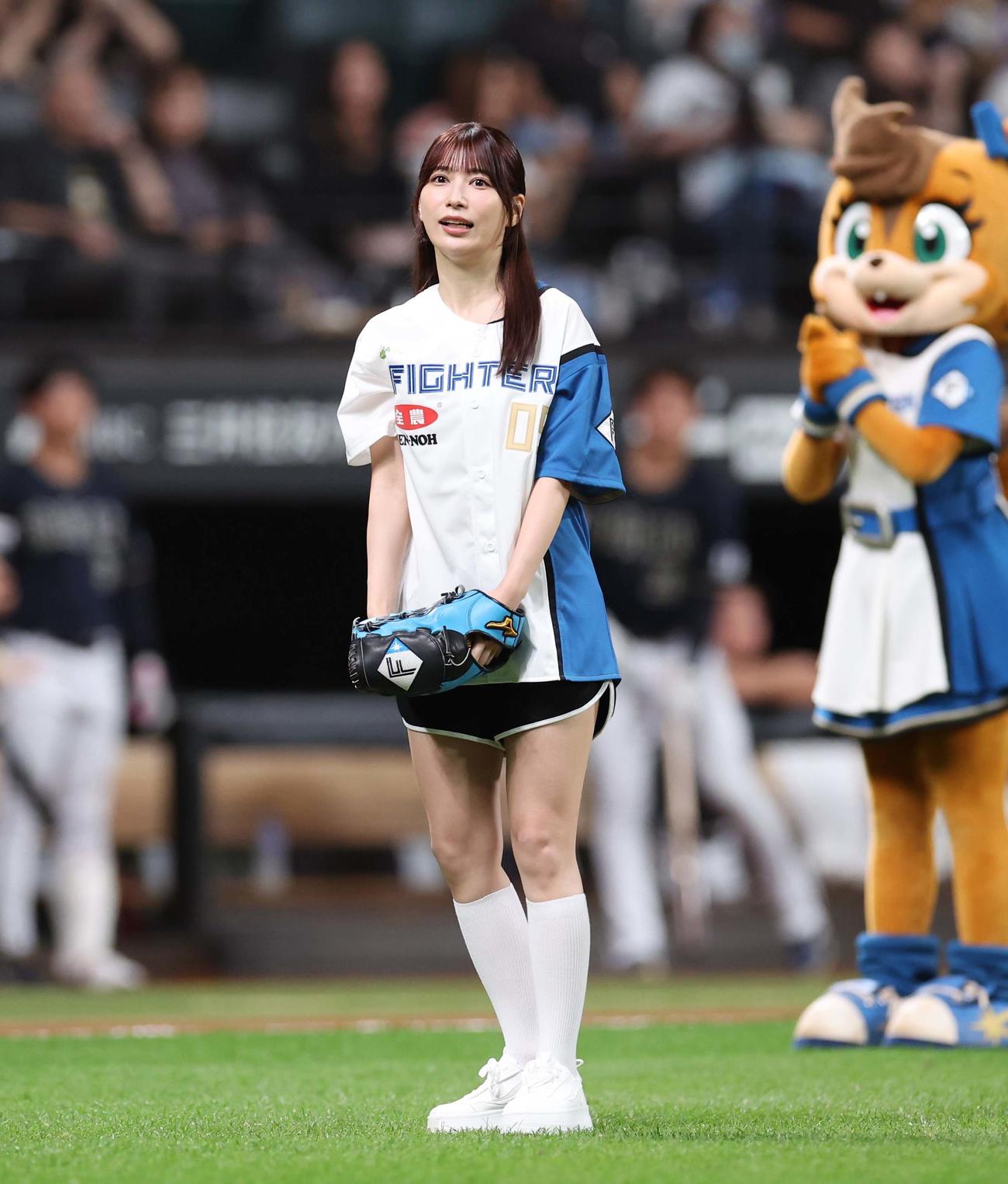 日本ハム対オリックス　始球式を務めた雪平（撮影・黒川智章）