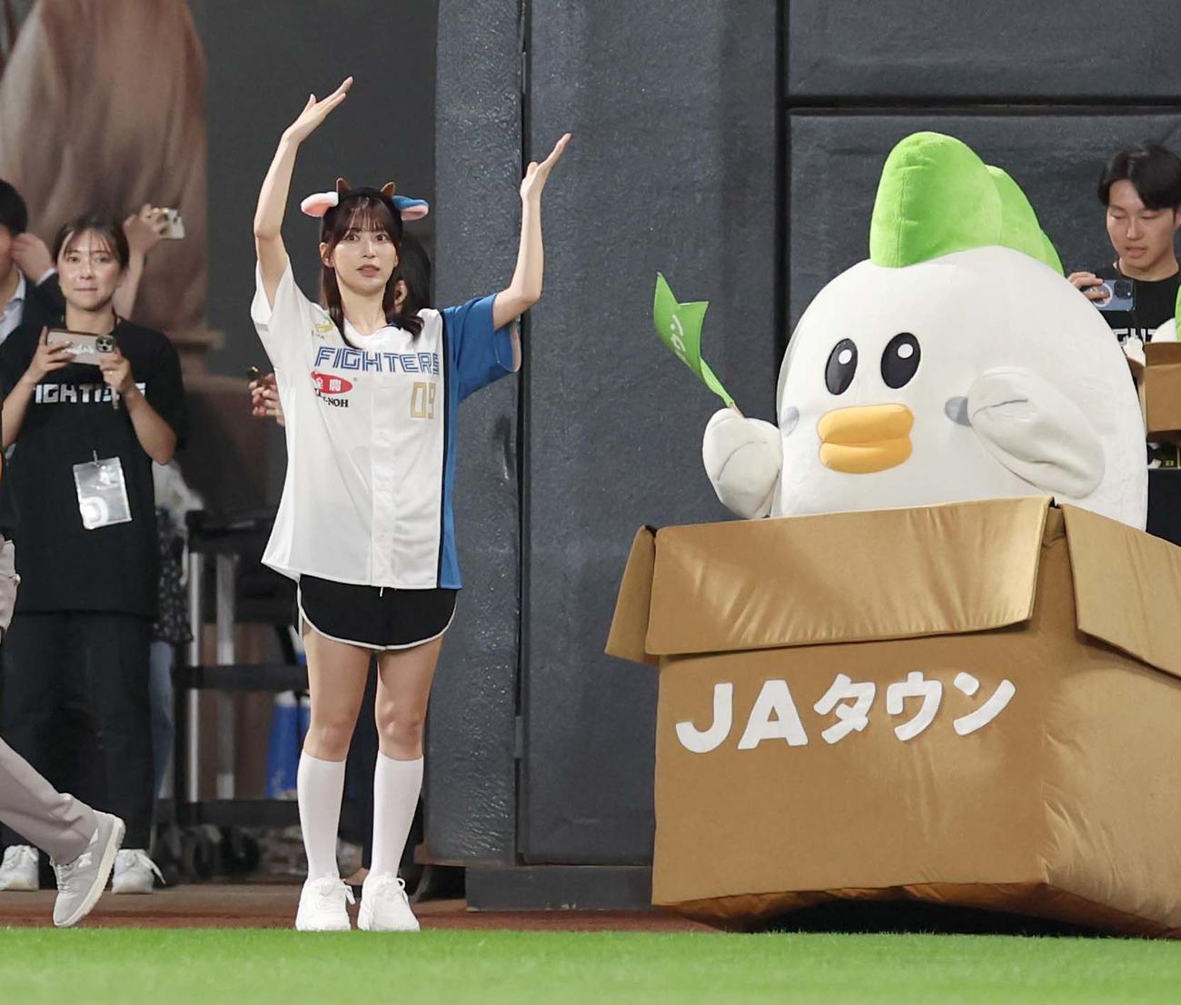 日本ハム対オリックス　YMCAを踊る雪平（撮影・黒川智章）