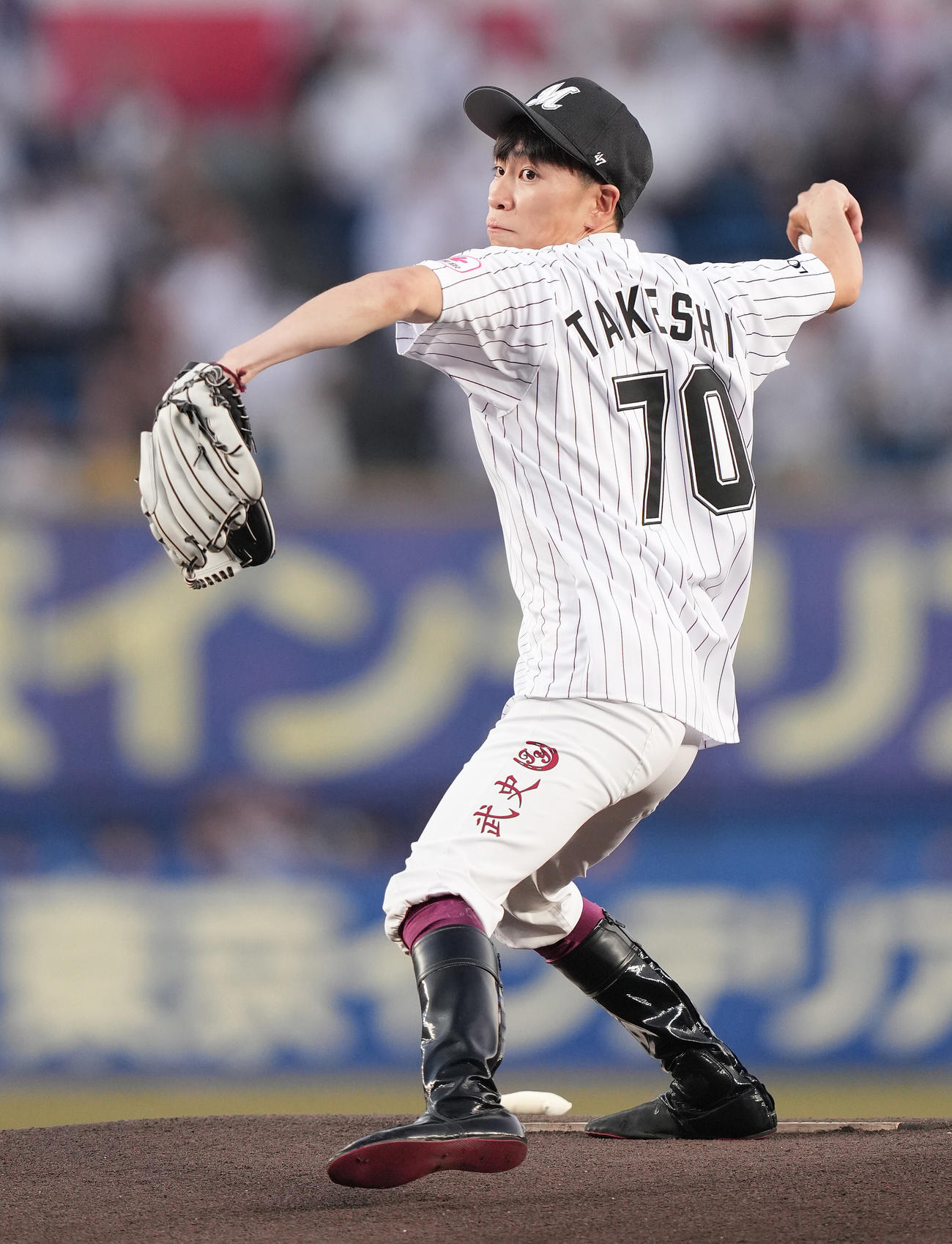 ロッテ対楽天　ファーストピッチで投球する騎手の横山武史（撮影・鈴木みどり）