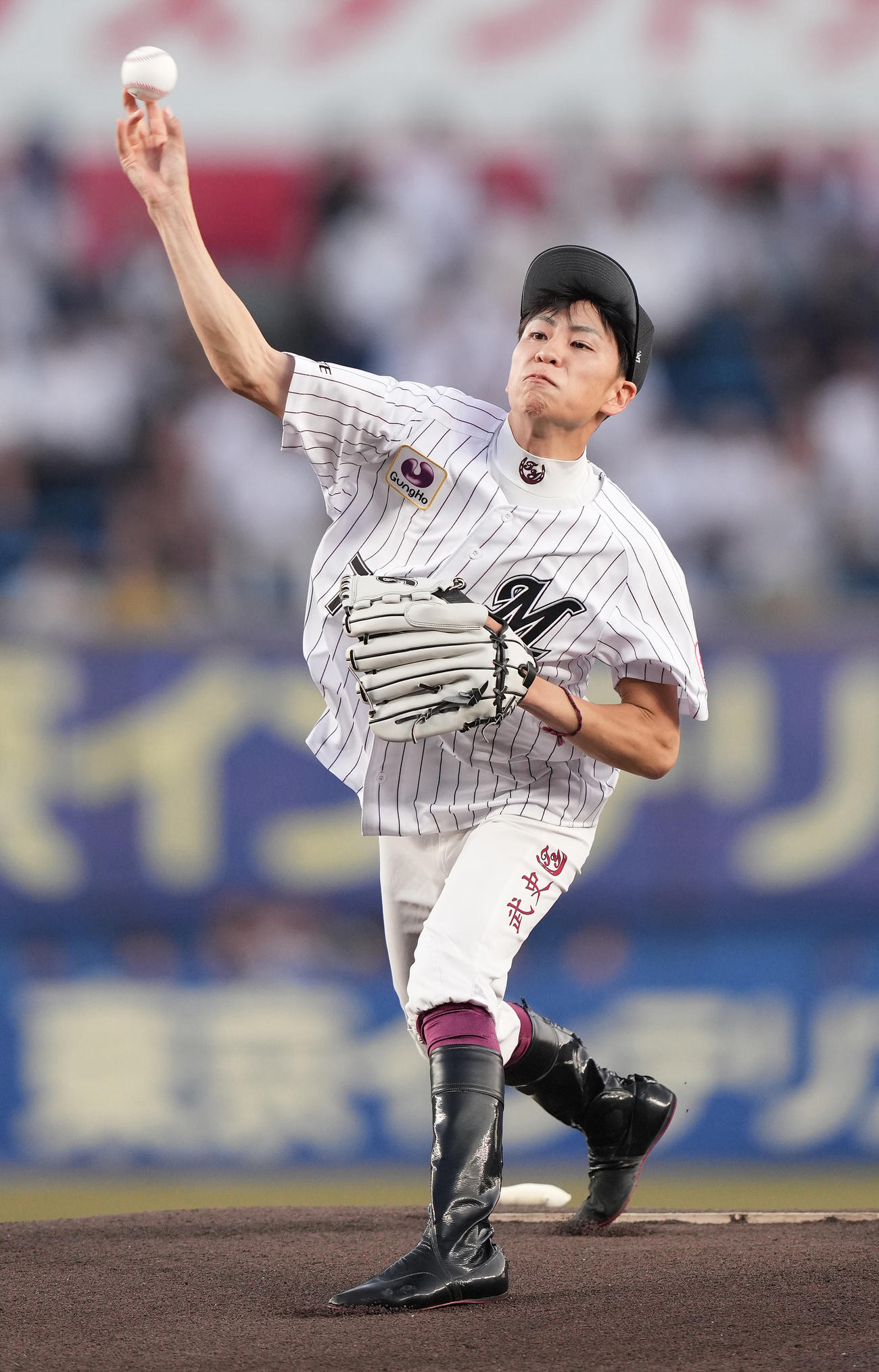 ロッテ対楽天　ファーストピッチで投球する騎手の横山武史（撮影・鈴木みどり）