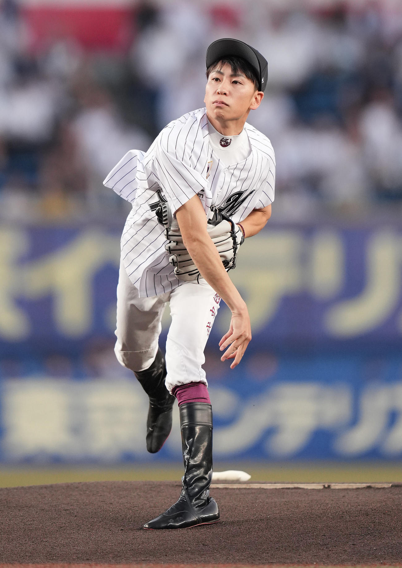 ロッテ対楽天　ファーストピッチで投球する騎手の横山武史（撮影・鈴木みどり）