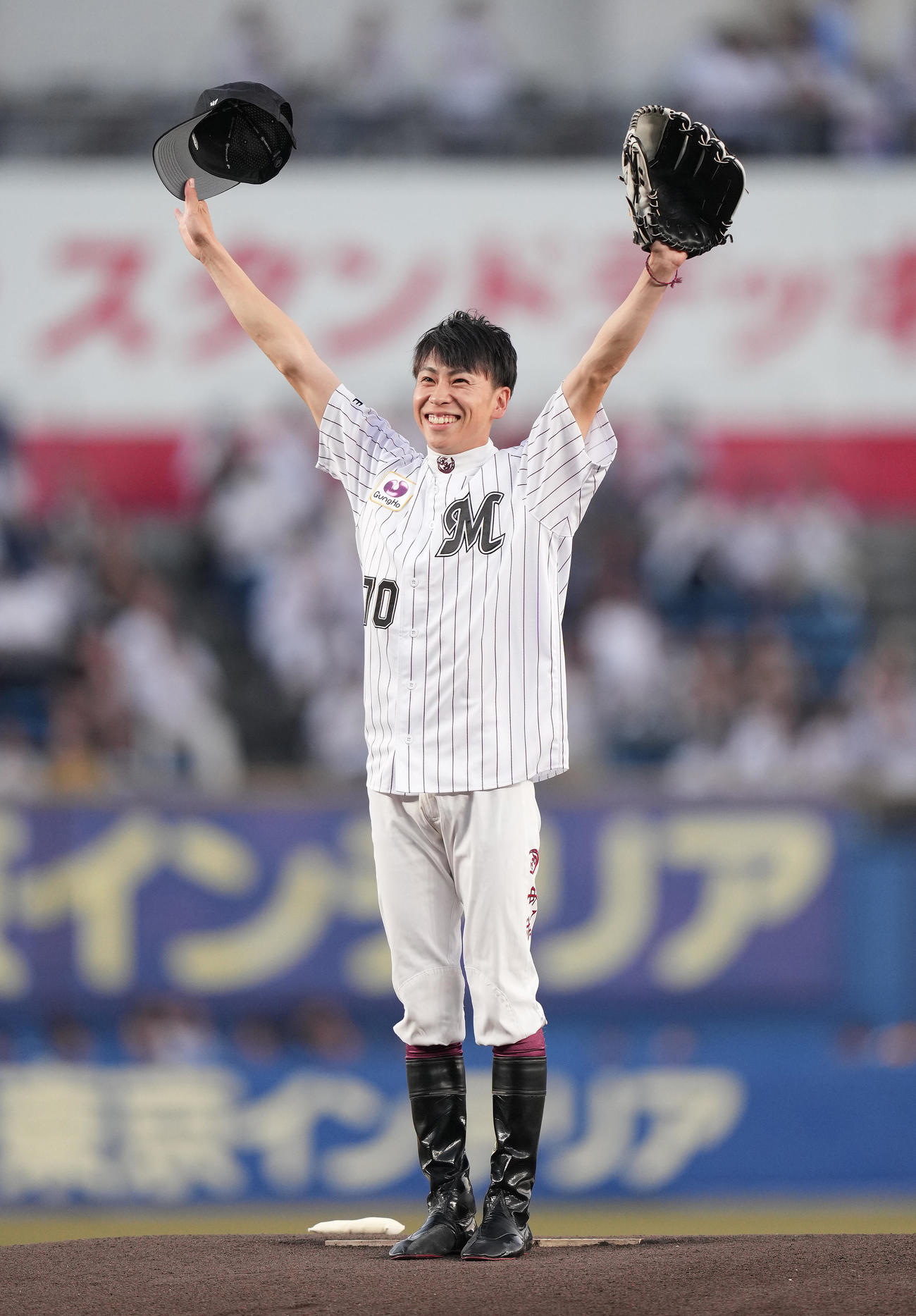 ロッテ対楽天　ファーストピッチで投球し、声援に応える騎手の横山武史（撮影・鈴木みどり）
