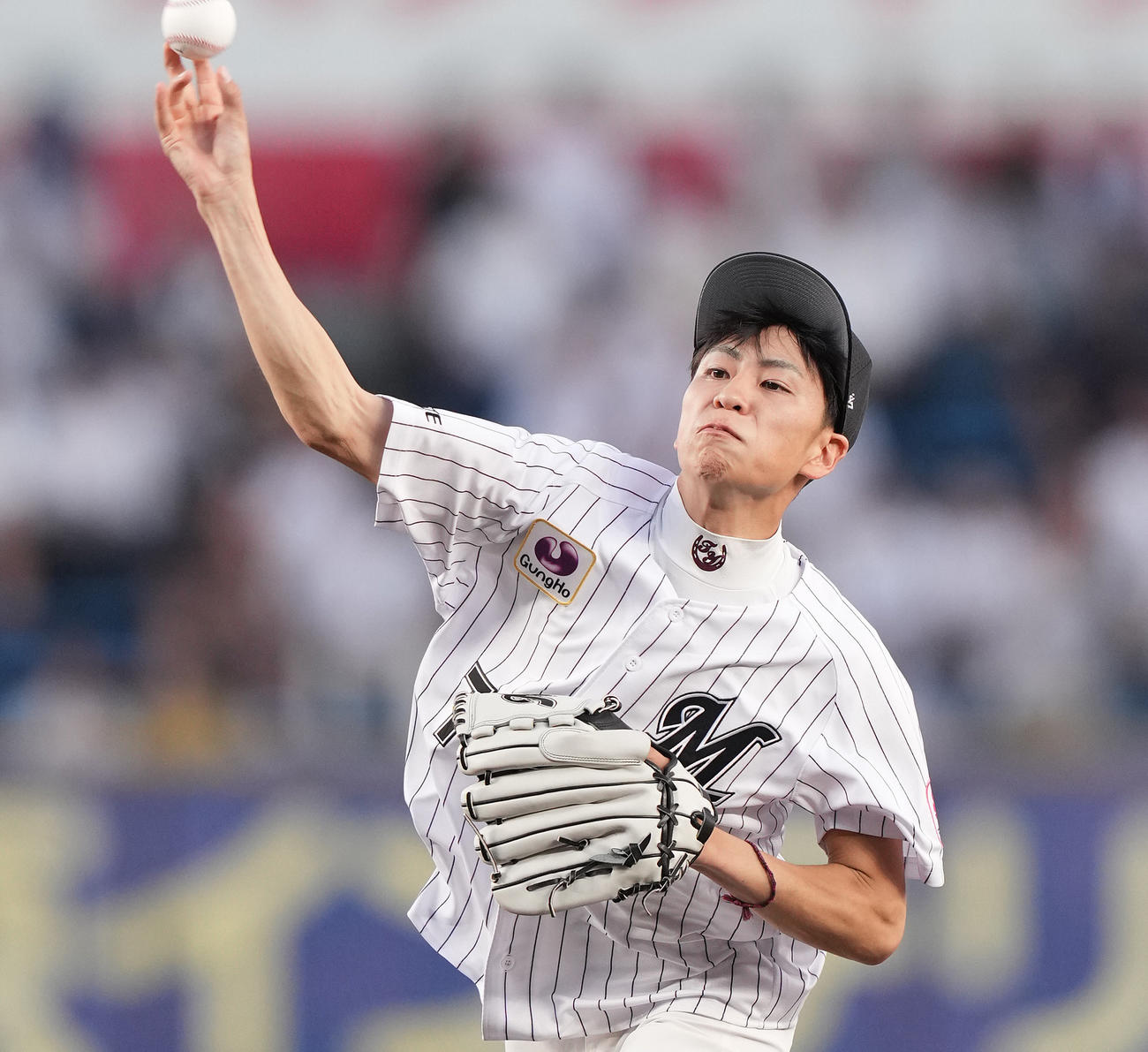 ロッテ対楽天　ファーストピッチで投球する騎手の横山武史（撮影・鈴木みどり）