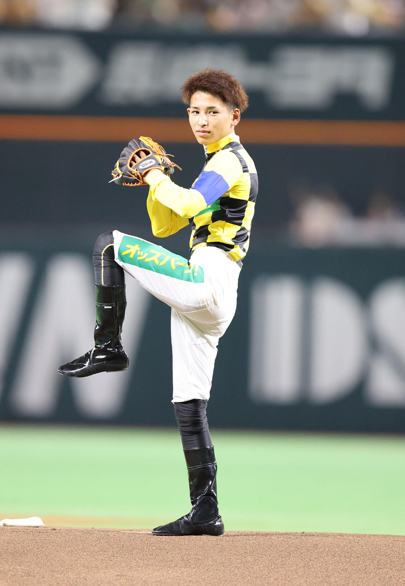 ソフトバンク対西武　始球式で見事な投球を披露した飛田騎手（撮影・梅根麻紀）
