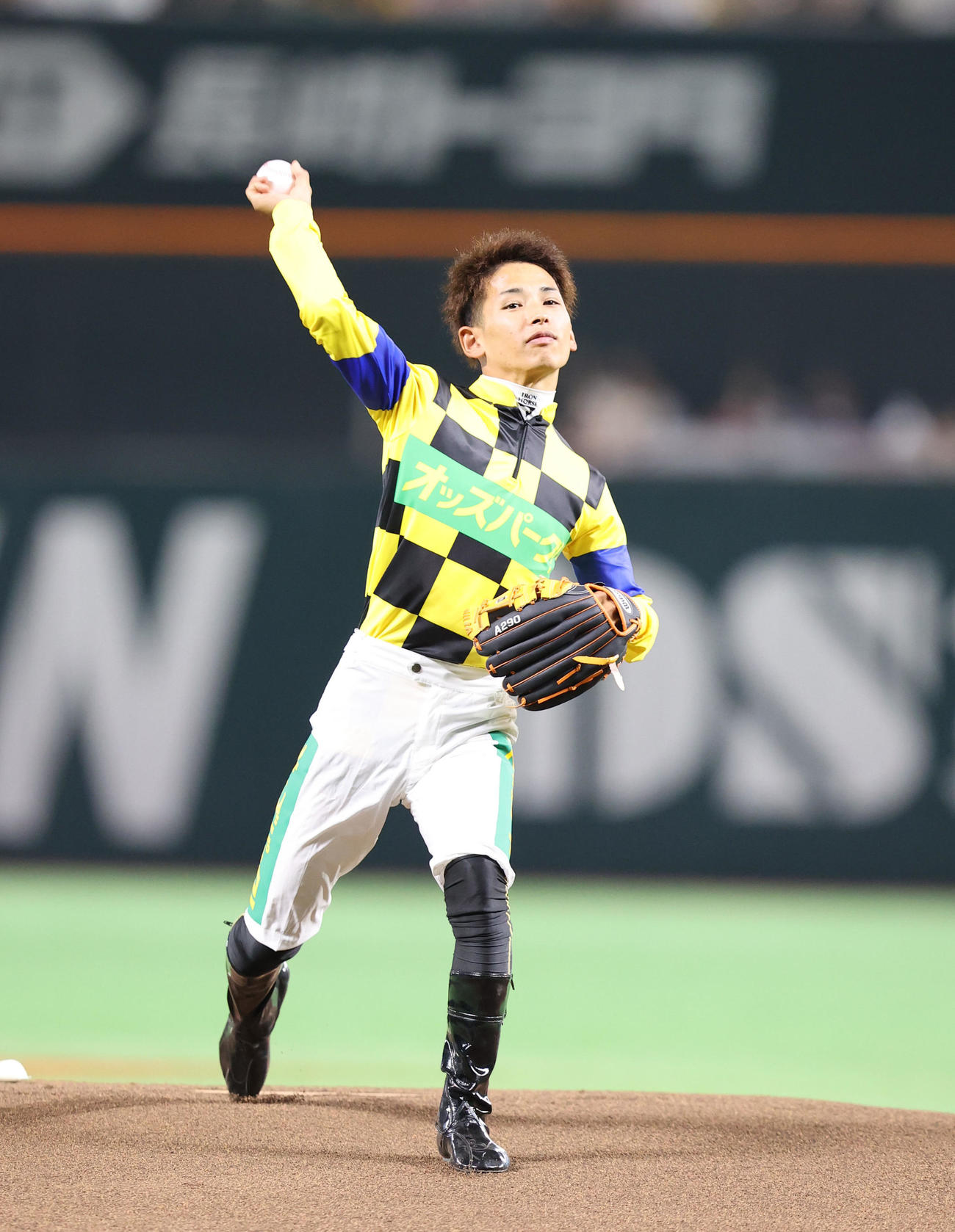 ソフトバンク対西武　始球式で見事な投球を披露した飛田騎手（撮影・梅根麻紀）
