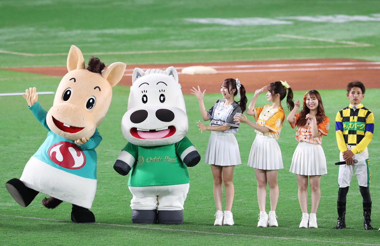 ソフトバンク対西武　始球式に登場した飛田愛斗騎手、佐賀競馬公式アイドルUMATENA、マキバオー、パッカルくん（撮影・鬼束羽瑠菜）