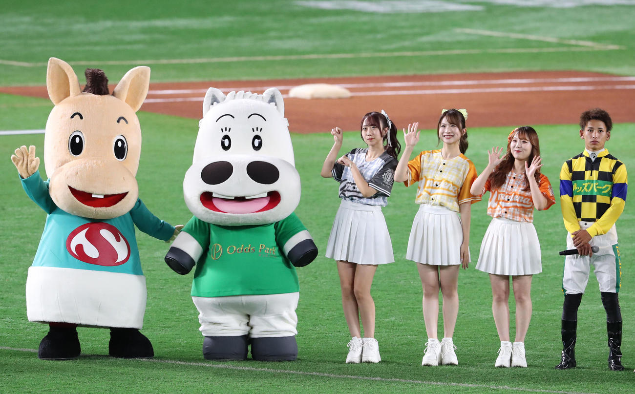 ソフトバンク対西武　始球式に登場した飛田愛斗騎手、佐賀競馬公式アイドルUMATENA、マキバオー、パッカルくん（撮影・鬼束羽瑠菜）