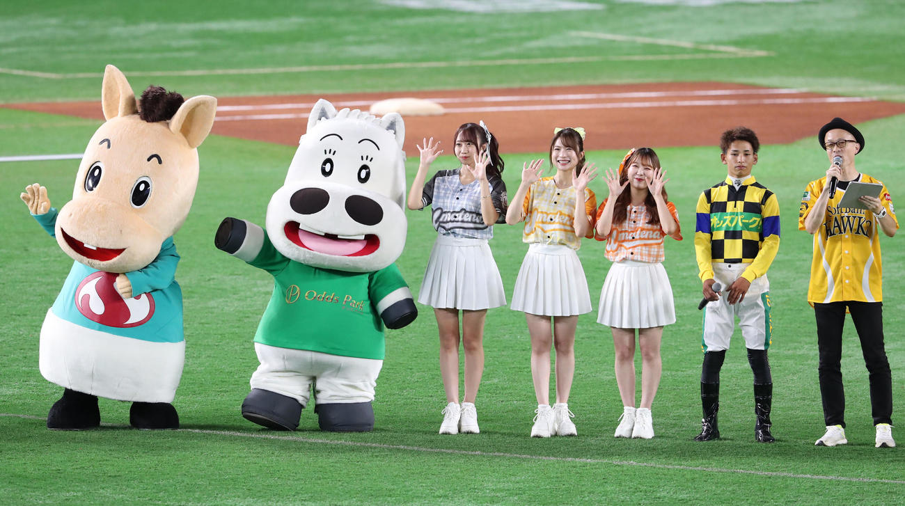 始球式に登場した飛田愛斗騎手、佐賀競馬公式アイドルUMATENA、マキバオー、パッカルくん（撮影・鬼束羽瑠菜）