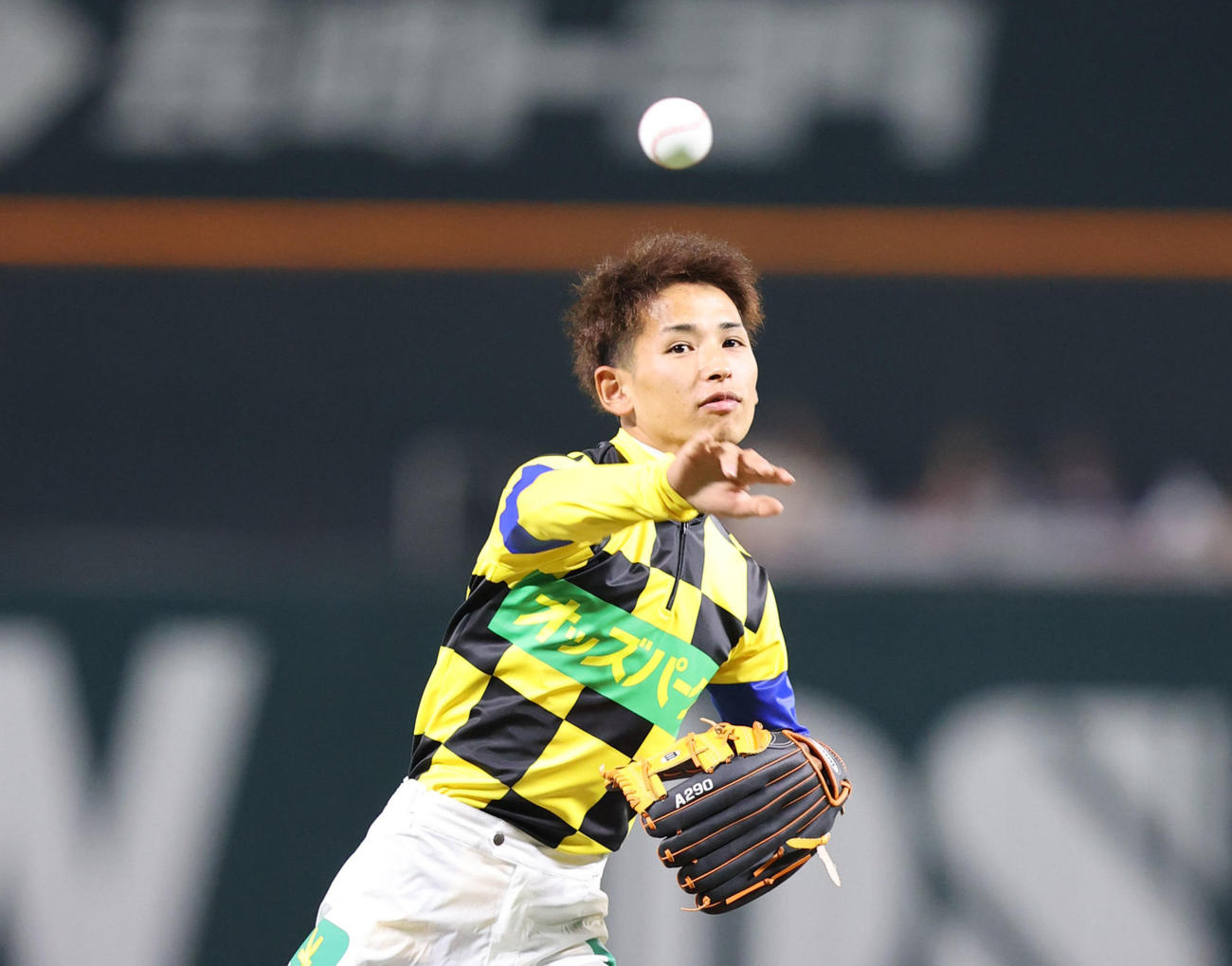 ソフトバンク対西武　始球式で見事な投球を披露した飛田騎手始球式（撮影・梅根麻紀）