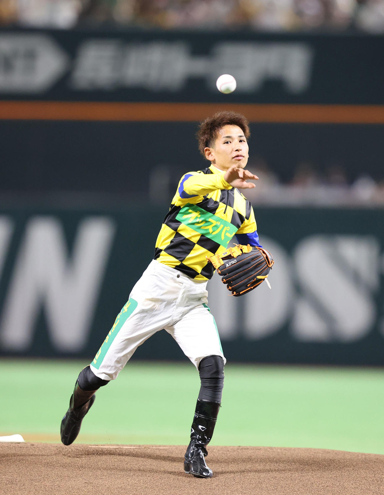 ソフトバンク対西武　始球式で見事な投球を披露した飛田騎手（撮影・梅根麻紀）