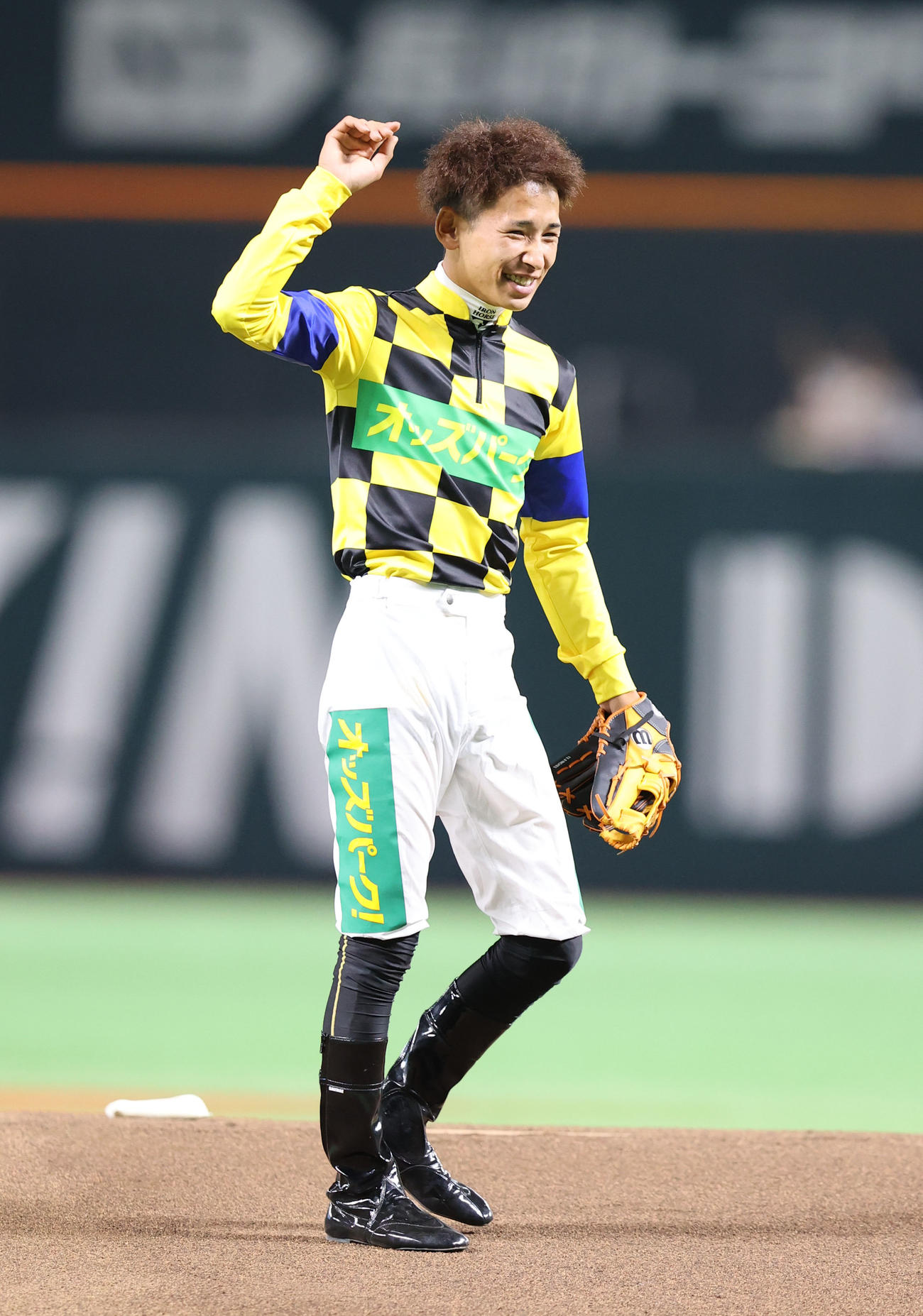 ソフトバンク対西武　始球式で見事な投球を披露した飛田騎手（撮影・梅根麻紀）