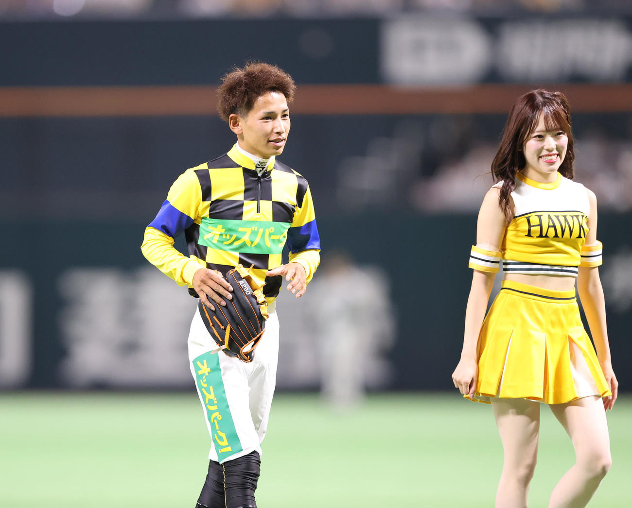 ソフトバンク対西武　始球式で見事な投球を披露した飛田騎手（撮影・梅根麻紀）