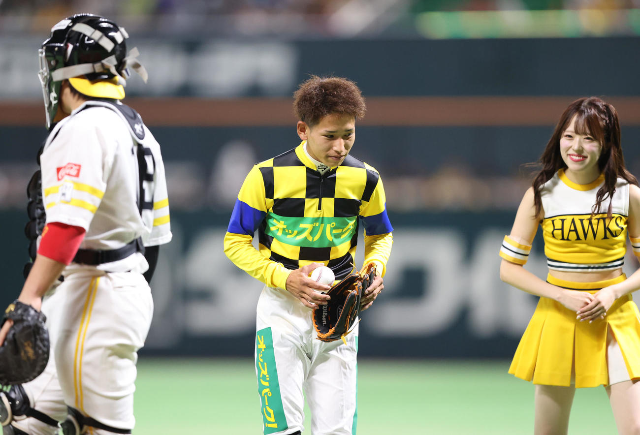 ソフトバンク対西武　始球式で見事な投球を披露した飛田騎手（撮影・梅根麻紀）