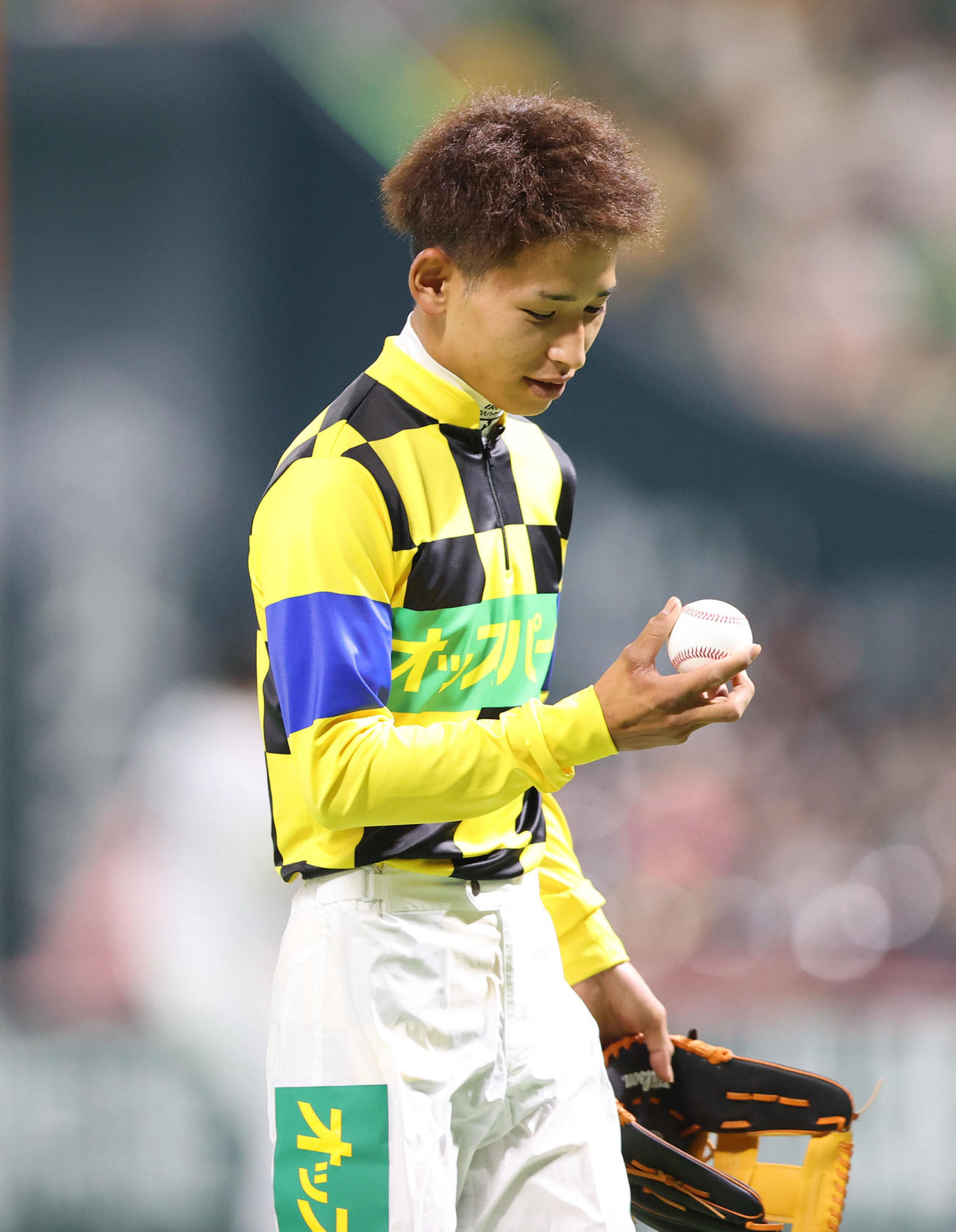 ソフトバンク対西武　始球式で見事な投球を披露した飛田騎手（撮影・梅根麻紀）