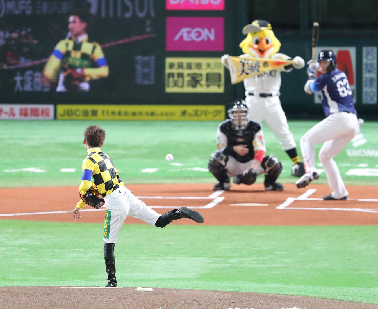 ソフトバンク対日本ハム　始球式に登場した飛田愛斗騎手（撮影・鬼束羽瑠菜）