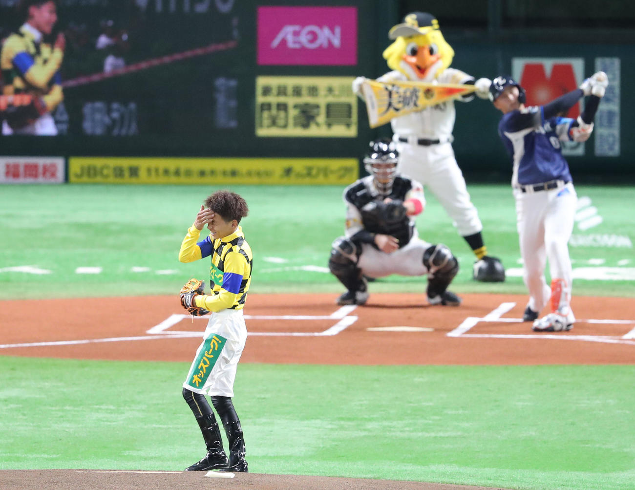 ソフトバンク対西武　始球式に登場した飛田愛斗騎手（撮影・鬼束羽瑠菜）