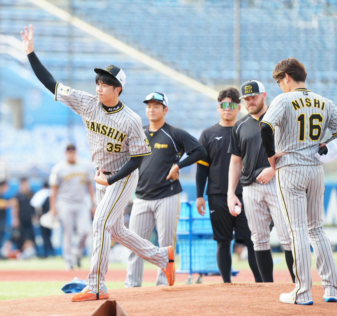 ヤクルト対阪神　練習前、マウンドの感触を確かめる阪神才木（左）ら（撮影・江口和貴）