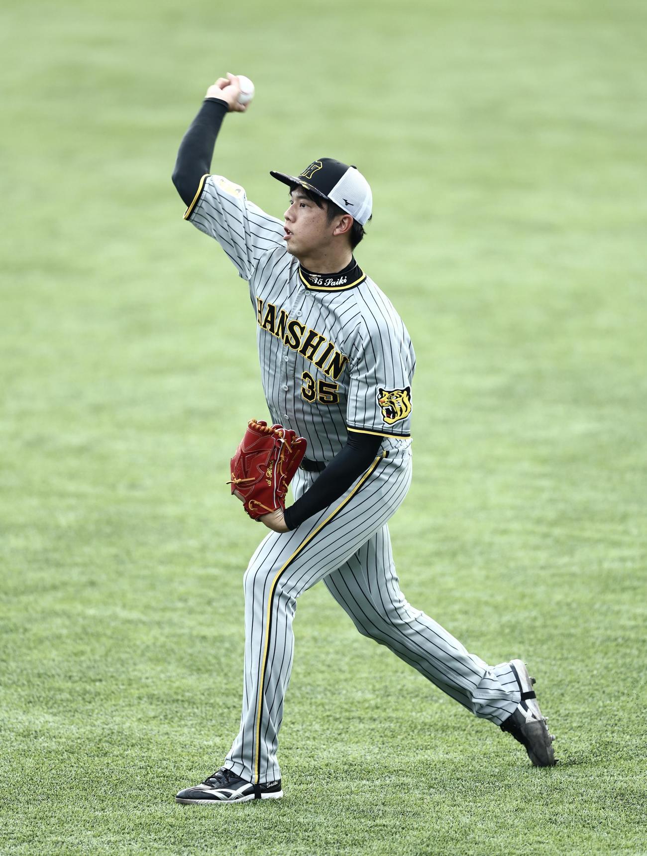 ヤクルト対阪神　試合前、試合前、キャッチボールする阪神才木（撮影・河田真司）